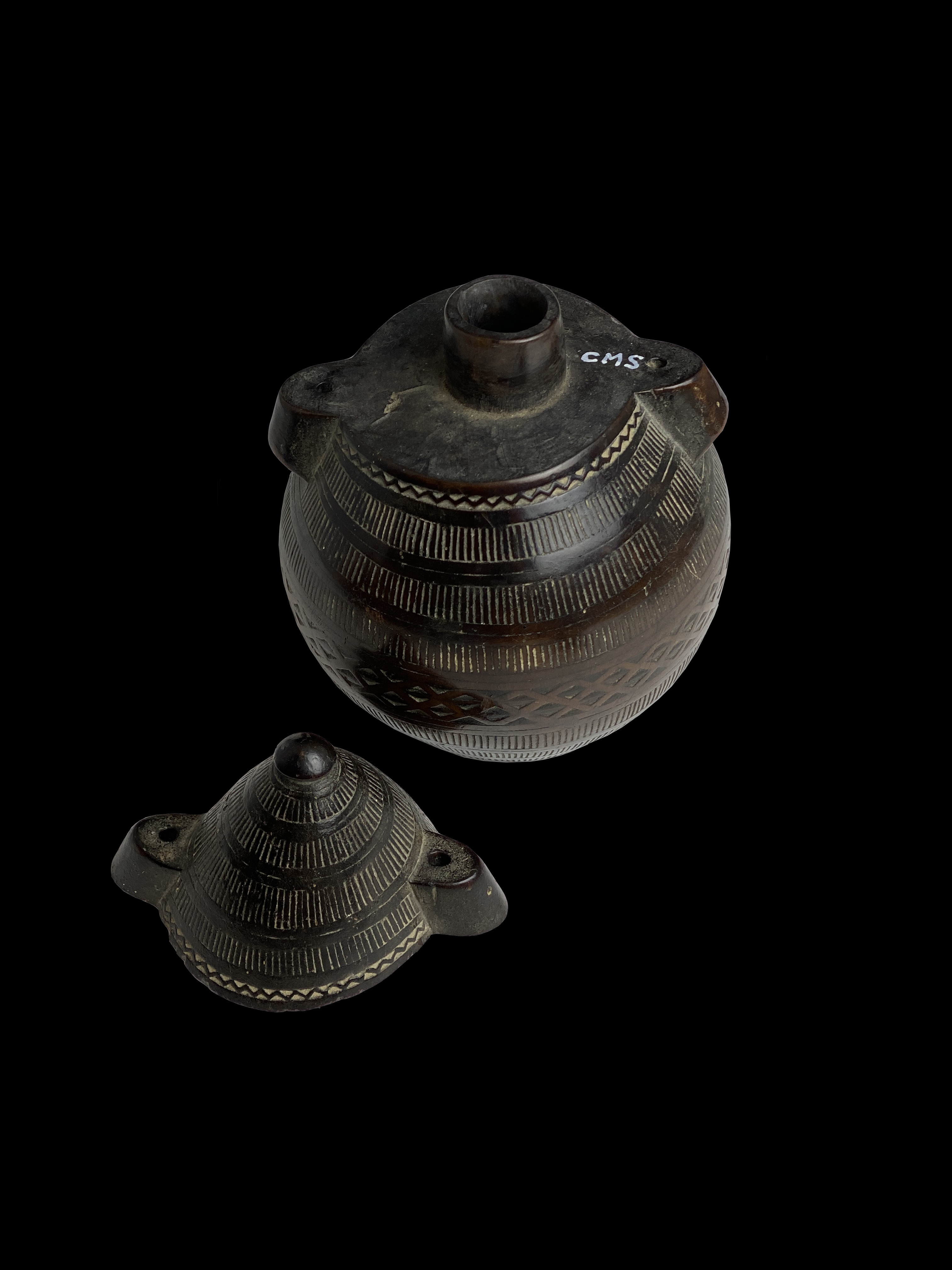 File:Snuff container, Zulu people, South Africa, late 1800s, gourd, brass,  copper, iron - National Museum of Natural History, United States -  DSC00490.jpg - Wikimedia Commons