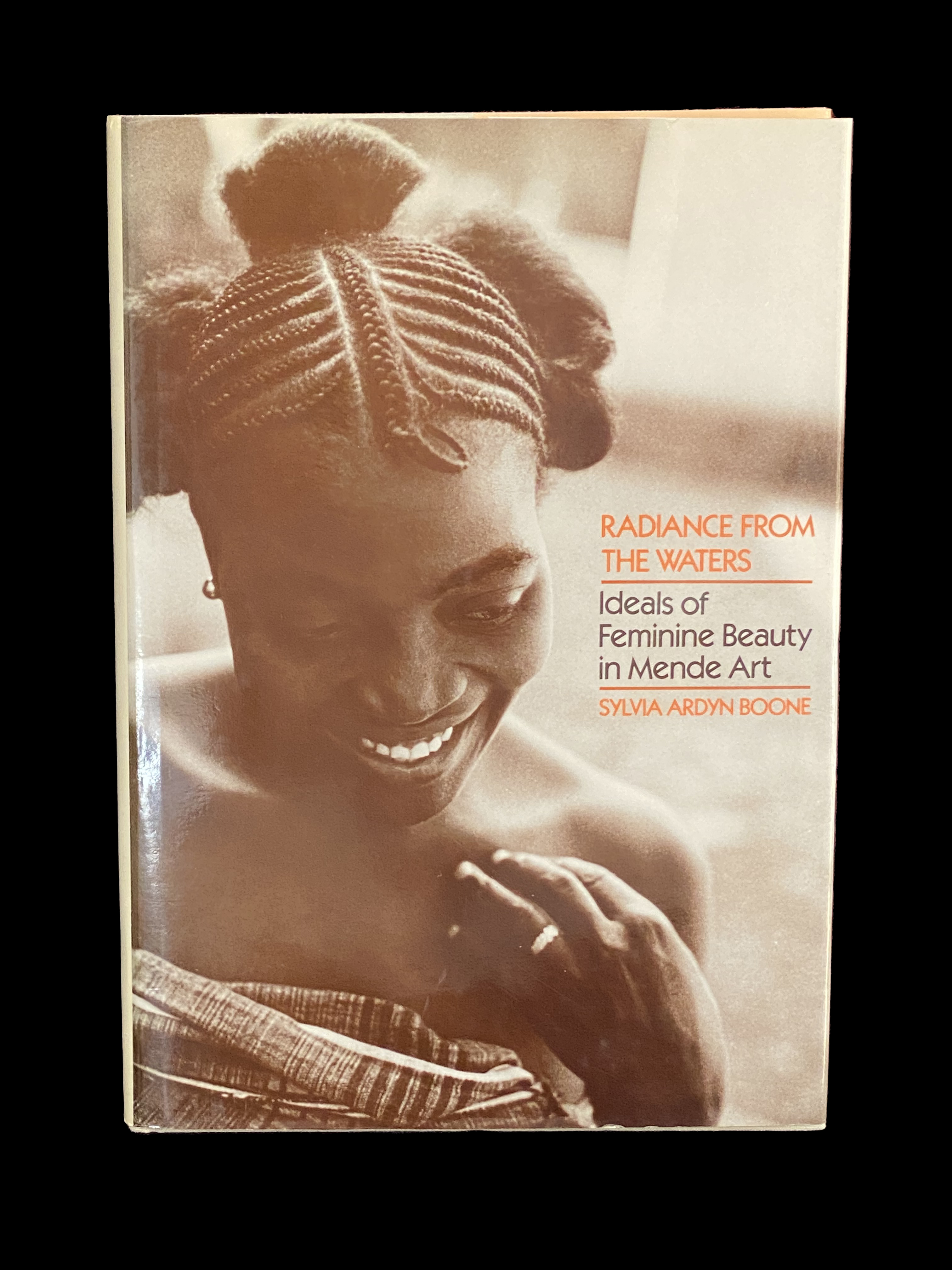 Radiance from the Waters: Ideals of Feminine Beauty in Mende Art 