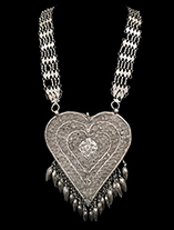 SilverHeartShapedNecklace.th