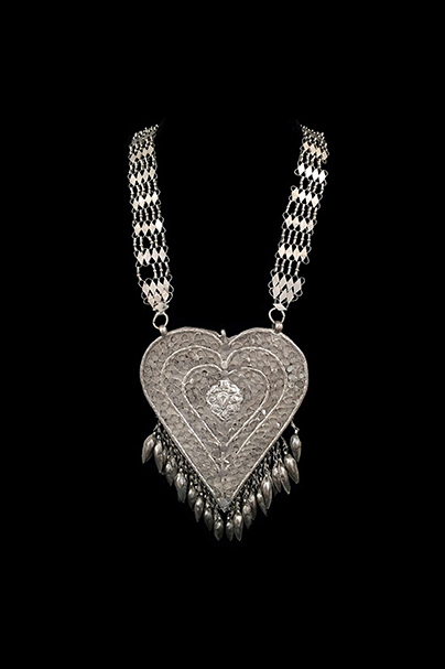 SilverHeartShapedNecklaceR